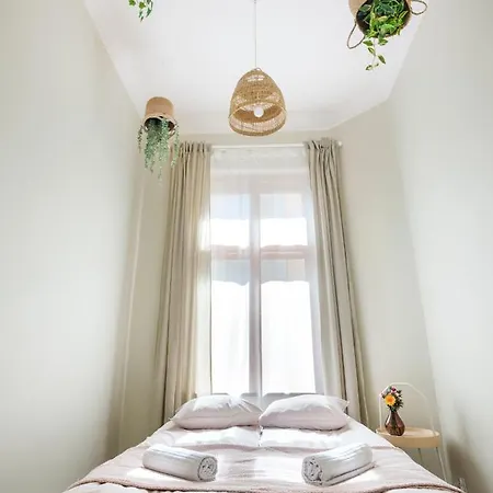 Bed & Beige Apartment / Kochanowskiego St Krakow Exterior photo